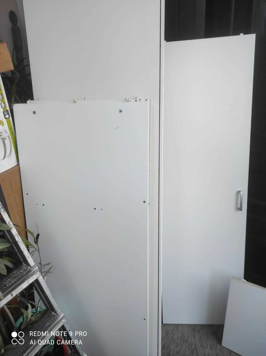 трикрилен гардероб с плъзгащи врати и огледало и надстройка