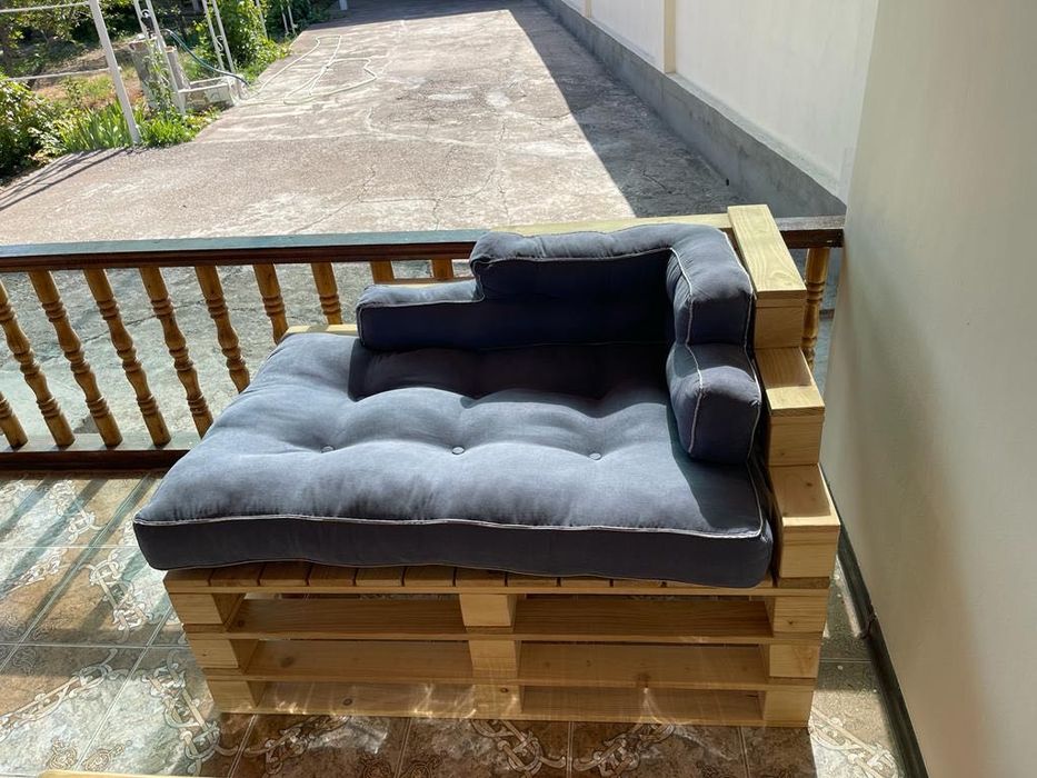 Диван из паллет с подушками в комплекте