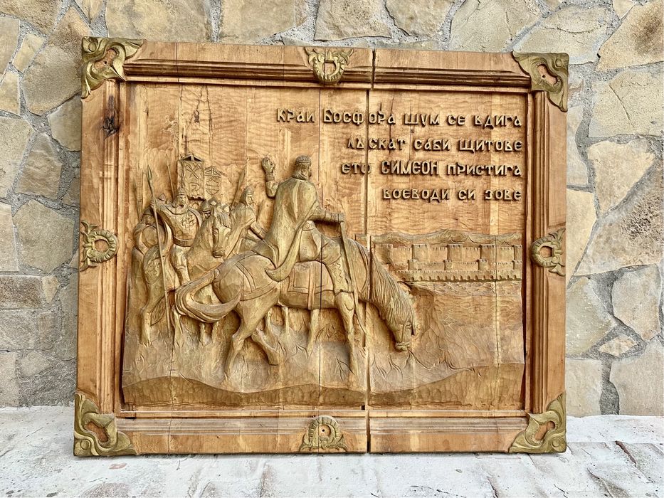 Пана с дърворезба на историческа тематика.