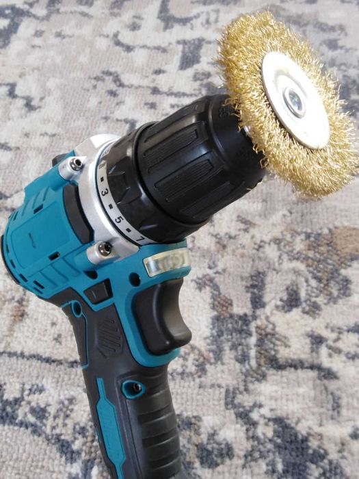 Продаётся дрель шурупаверт с щётками по металу.