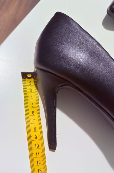 Продавам кожени обувки. Нов. Размер 40. Ток 10 см.