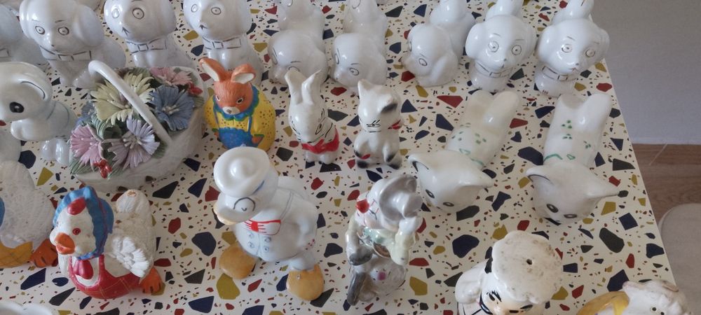 Bibelouri, porțelan! Diferite figuri, cățeluși, pisicuțe, cerbi, clown, elefanți, Donald duck, lupul  " urât'