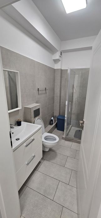 Proprietar închiriez apartament 2 camere, bloc nou, zonă Centrală, cu loc de parcare inclus in curte