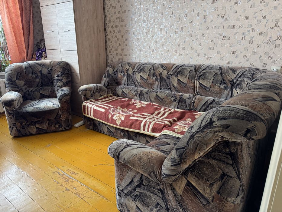 Диван и кресло отдам даром
