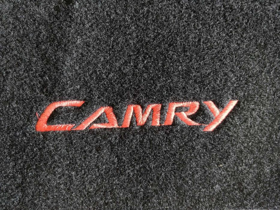 продаю коврики на панель в Camry