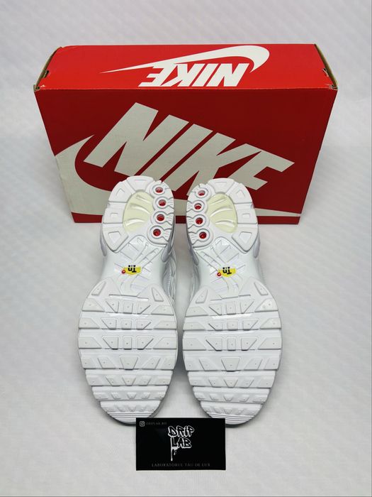 Nike Air Max Plus TN disponibil pe alb sau negru