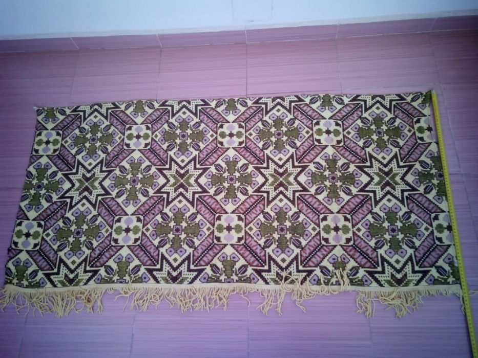 Стар ковьор в добро състояние.