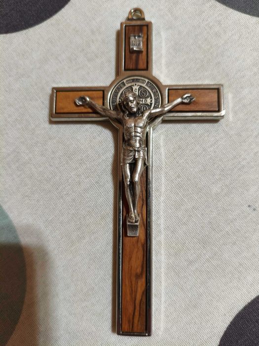 Cruce de perete din lemn de măslin cu Sfântul Benedict, 19 cm