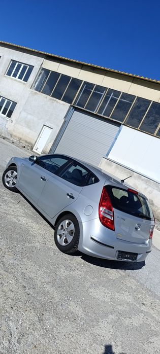 Hyunda i30 1.4 бензин мисля че мотора е за лагери ..