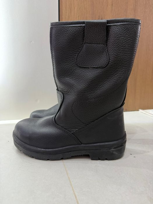 Қысқы жазғы арнайы киім, етік, ботинка.