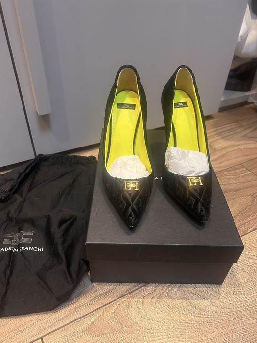 Elisabetta Franchi обувки с висок метален емблематичен ток