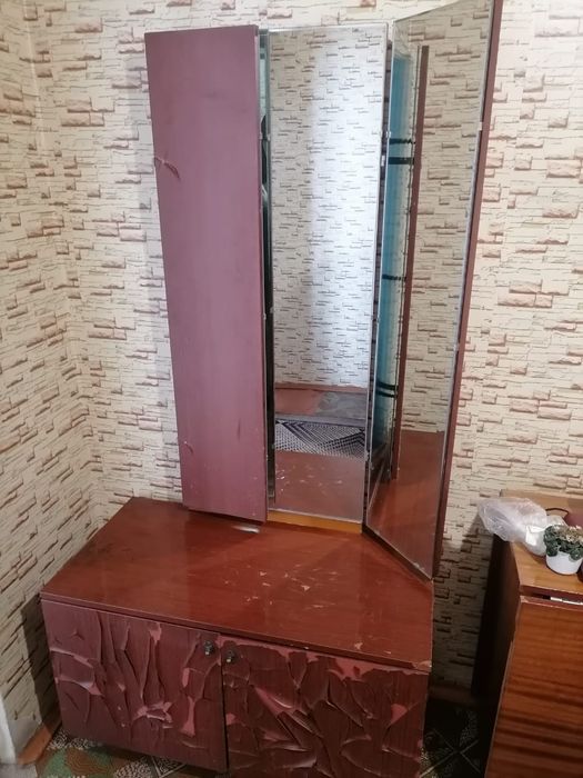 Трюмо с зеркалом, бесплатно
