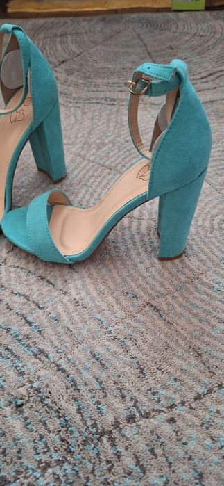 Сандали на висок и нисък ток