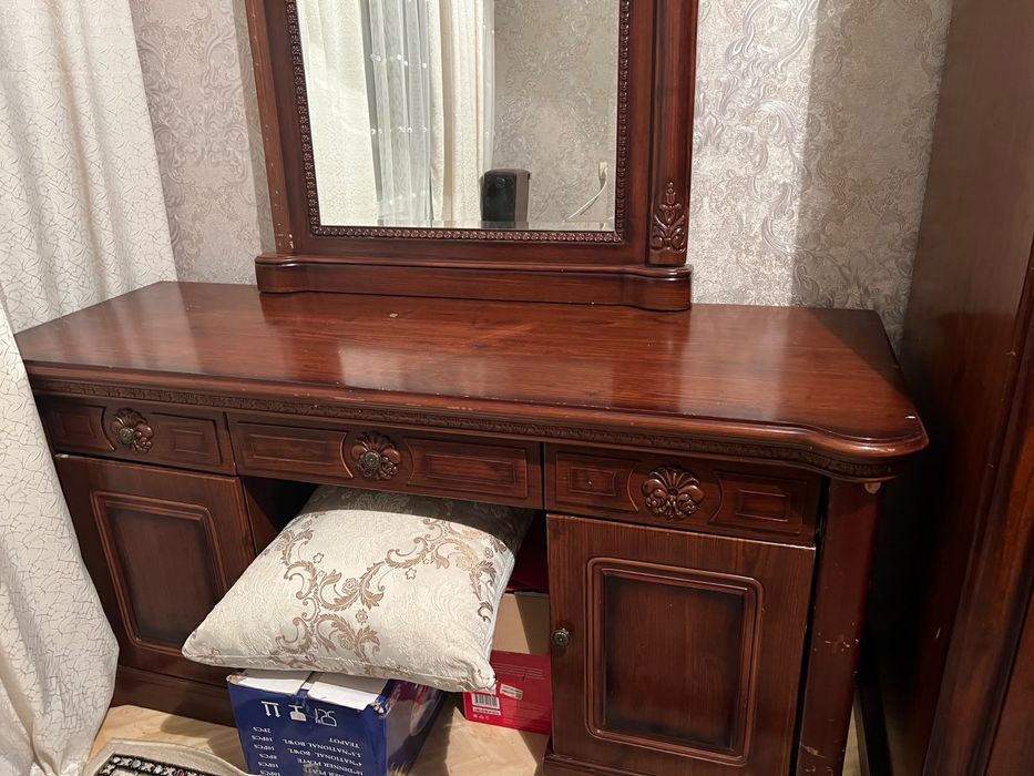 Продам срочно шкаф и туалетный столик