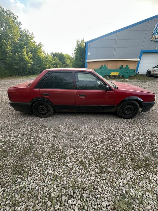 Машина Mazda 323