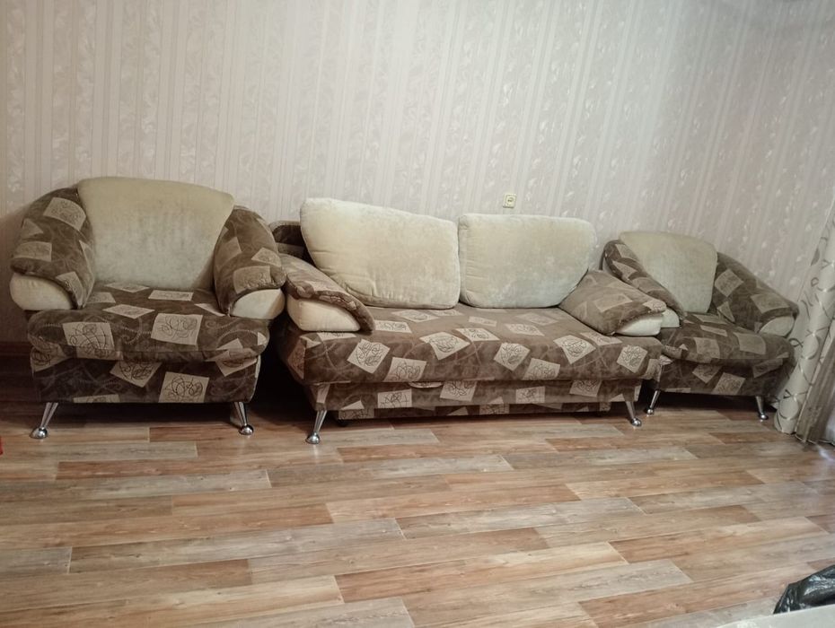 Продам диван в комплекте с двумя креслами б/у