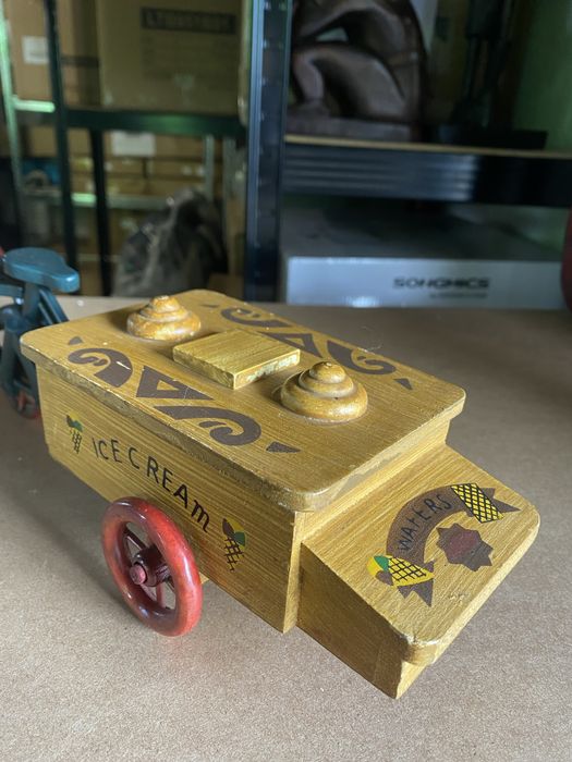 Винтидж триколка за сладолед от дърво