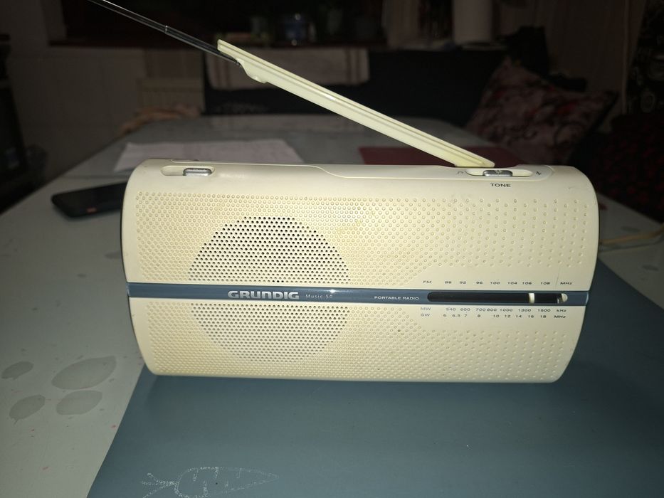 Radio mic Grundig, scala radio cu 3 benzi, inclusiv Antena Satelor, sunet puternic