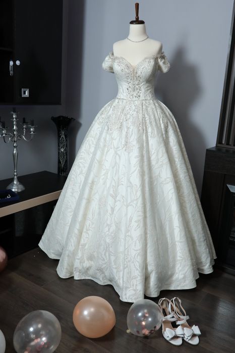 De vânzare rochie de mireasă mărimea 38 - 40, plus accesorii