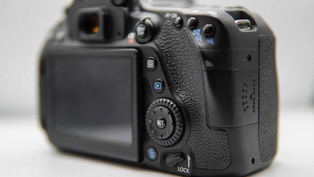 Canon EOS 80D + Canon 10-18mm