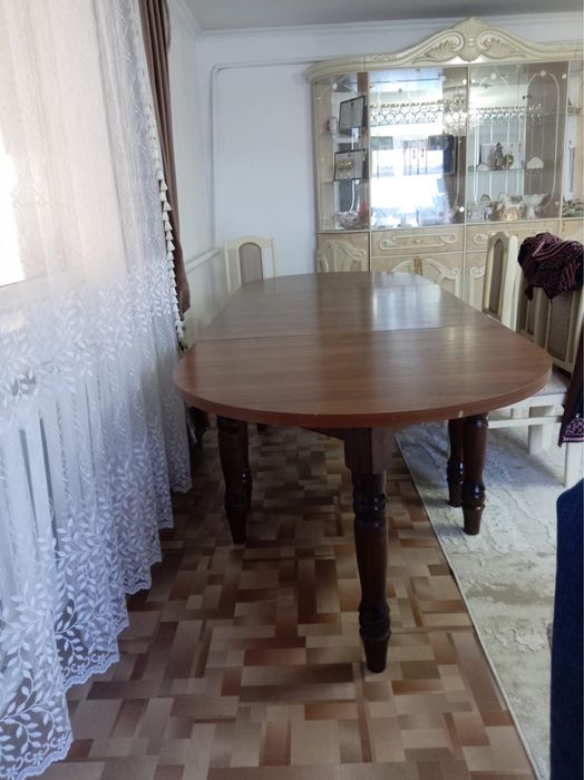 Продаются стол стулья для гостиной