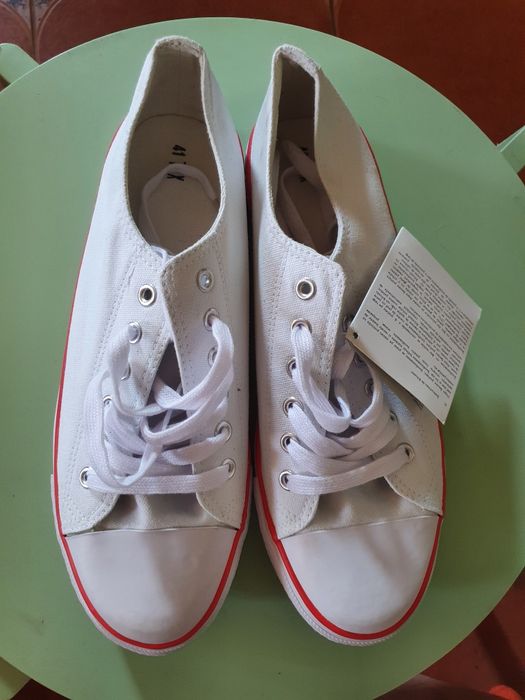 Tenisi nou nouti, nepurtati cu eticheta pentru femei, marimea 41