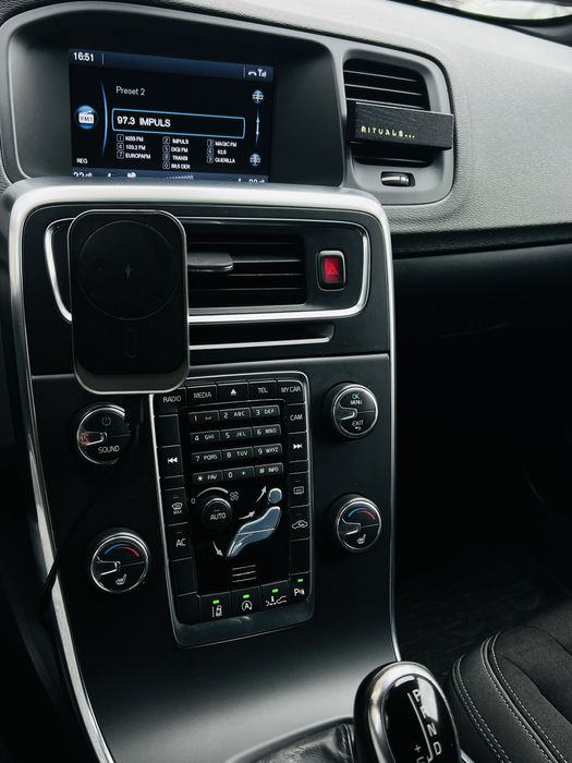 Volvo V60 D3 2.0 Automat 5 Pistoane