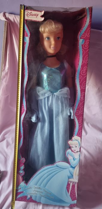 Papusa veche de colectie Barbie Cenusareasa