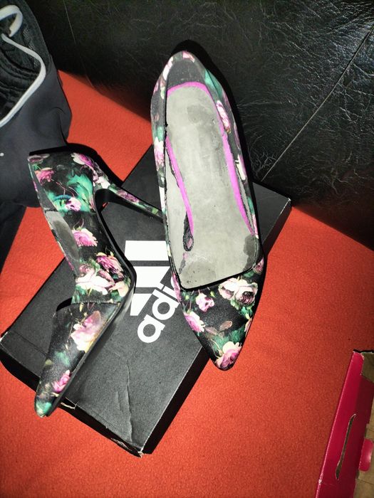 Încălțăminte damă numărul 37-38 și haine.