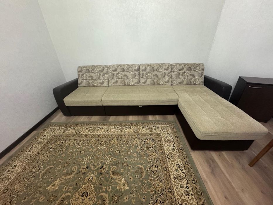 Угловой бежевый диван