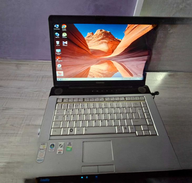 Лаптоп Тошиба работещ