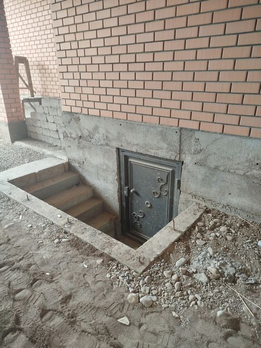 Продается 2 дома на одном участке. Участок 6 соток.