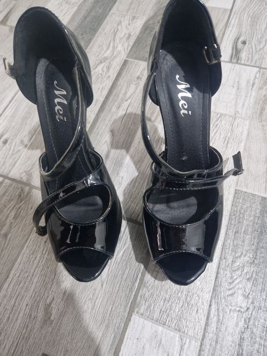 Pantofi semi-deschisi