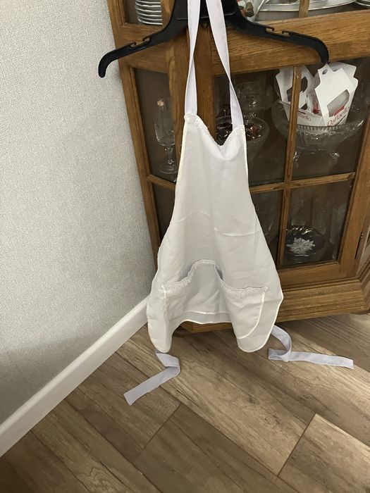 Продаи 2 фартука и колпак