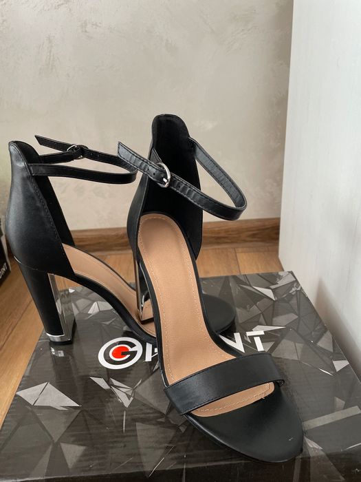 Нови сандали без етикет