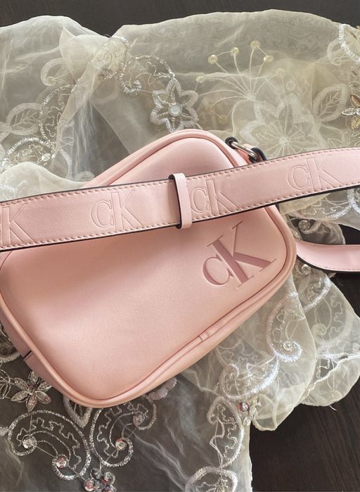 Дамска розова чанта Calvin Klein.