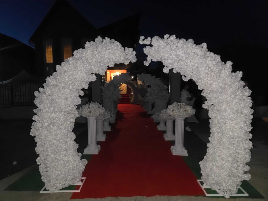 Aranjamente florale cort de inchiriat Inchiriez cort mese scaune Flori