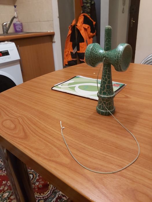 Kendama fără ață pe bila și ață pe ken