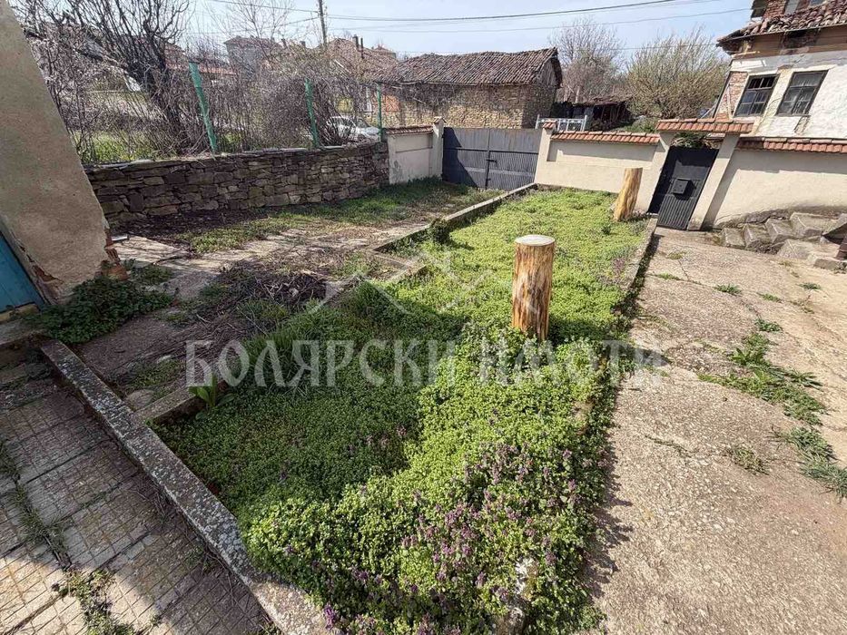 Монолитна двуетажна къща в с. Присово