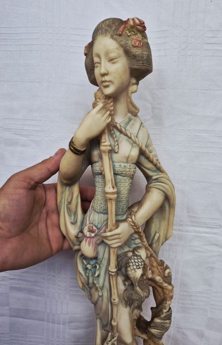 Statuetă japoneză Gheișă vintage, 53cm sculptată din steatit (rășină osoasă), anii 1950.