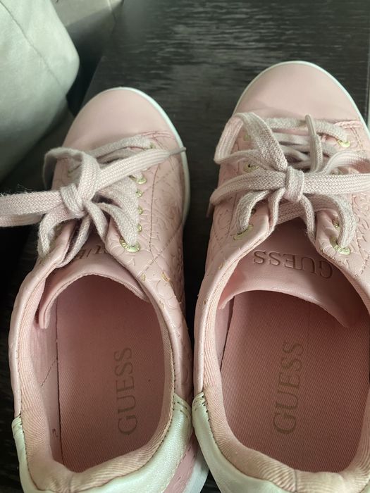 Сникърси Guess