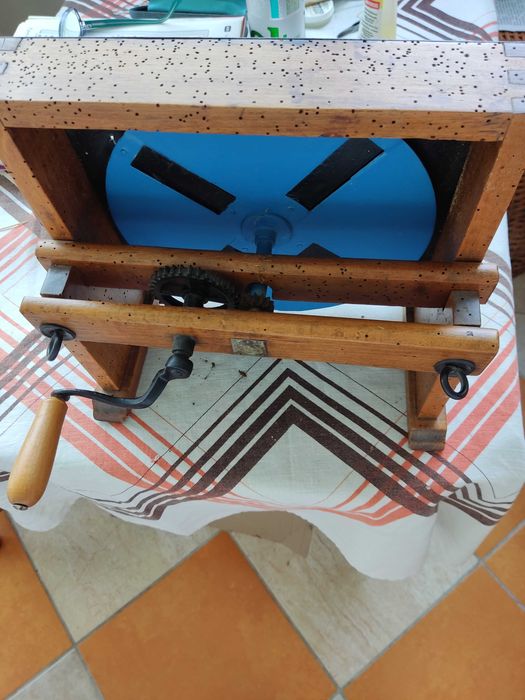 Букови ръчни немски кафемелачки-работещи,кухненски чопър XIXв.,дървен куфар