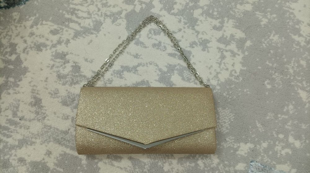 Ayollar klatchi sotiladi