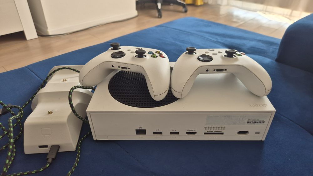 Vand Xbox Series S, statie de incarcare 2 controllere si cu acumulatori reincarcabili