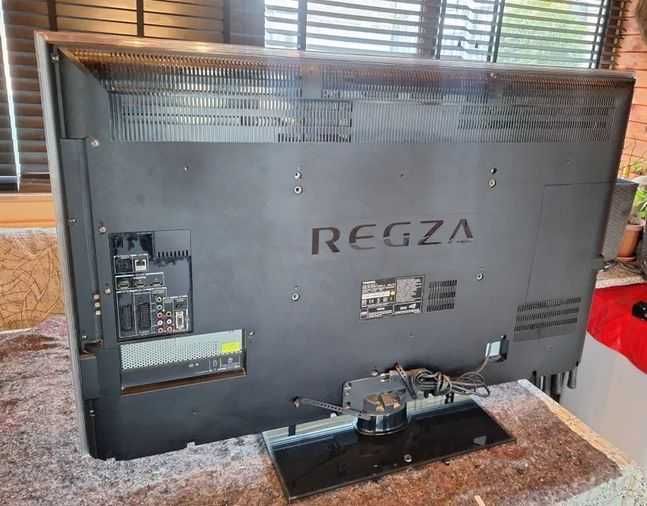 Продавам/Бартер 46 Инча LED Телевизор Toshiba Regza 46wl743 за Мултистрим Сателитна Телевизия !