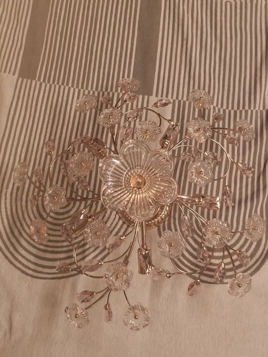 Продам две люстры, два бра настенные.