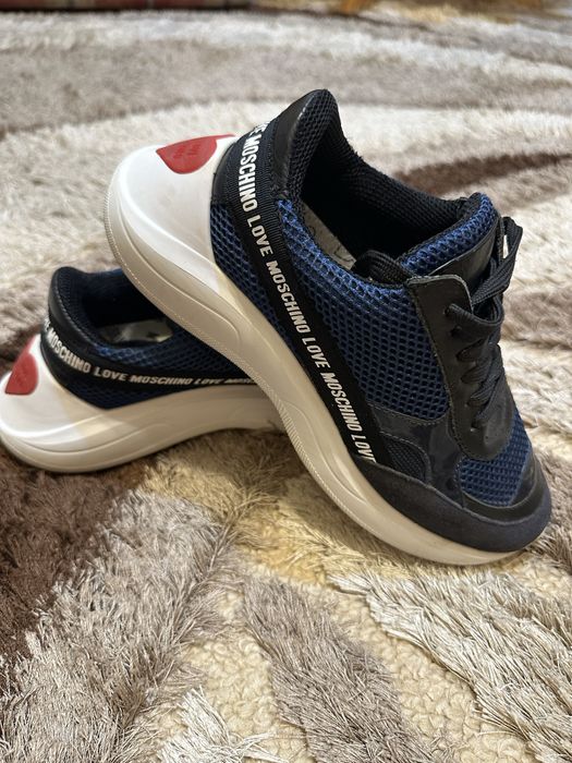 сникърси love moschino