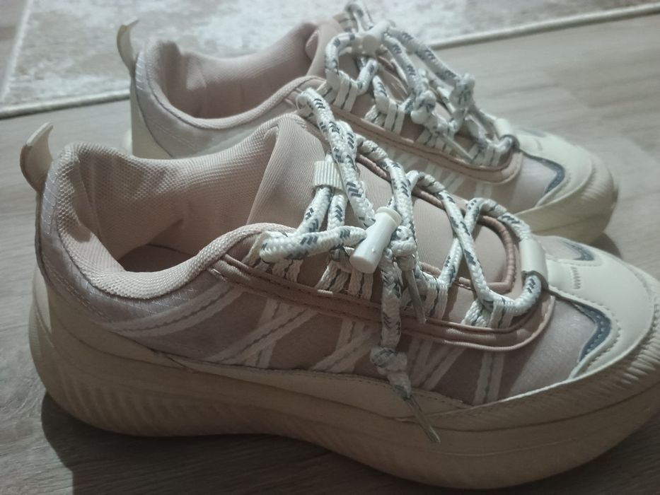 Adidași bej mărimea 38