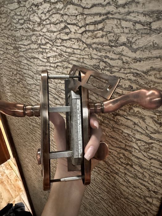 Дверная ручка бронзовая