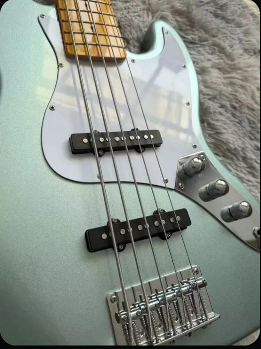 Бас гитара 5 струнная Фендер